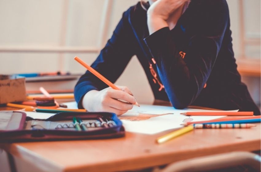 Volta às aulas coloca em risco 9,3 milhões de adultos e idosos.
