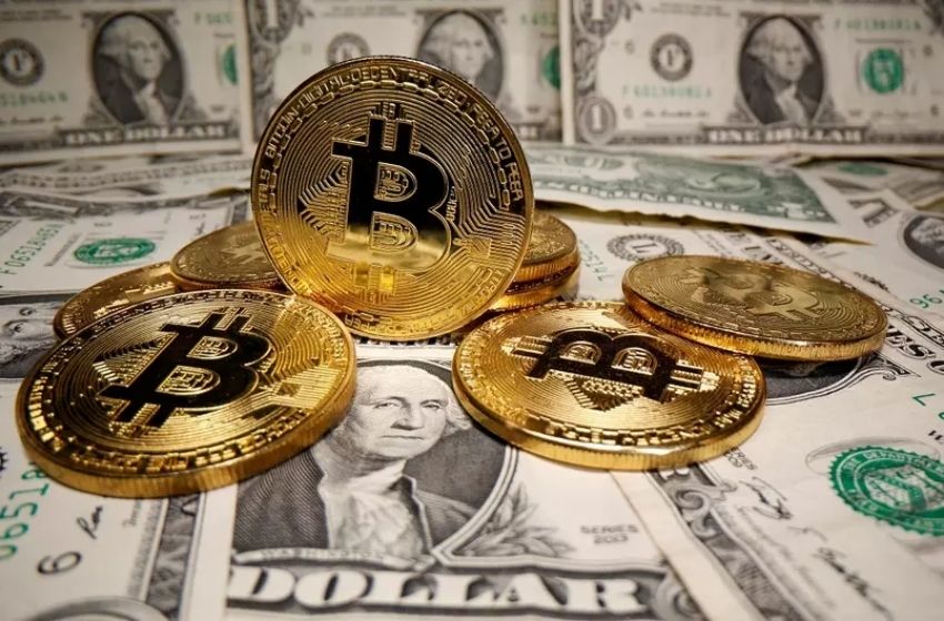 Bitcoin se valoriza e bate recordes; entenda o que é e os riscos de investir.
