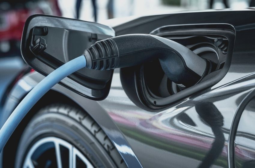 Carros elétricos e híbridos: como é o carregamento no condomínio?