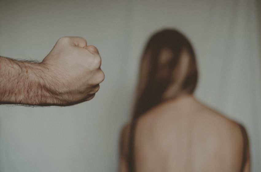 Saiba como denunciar violência doméstica em seu prédio.