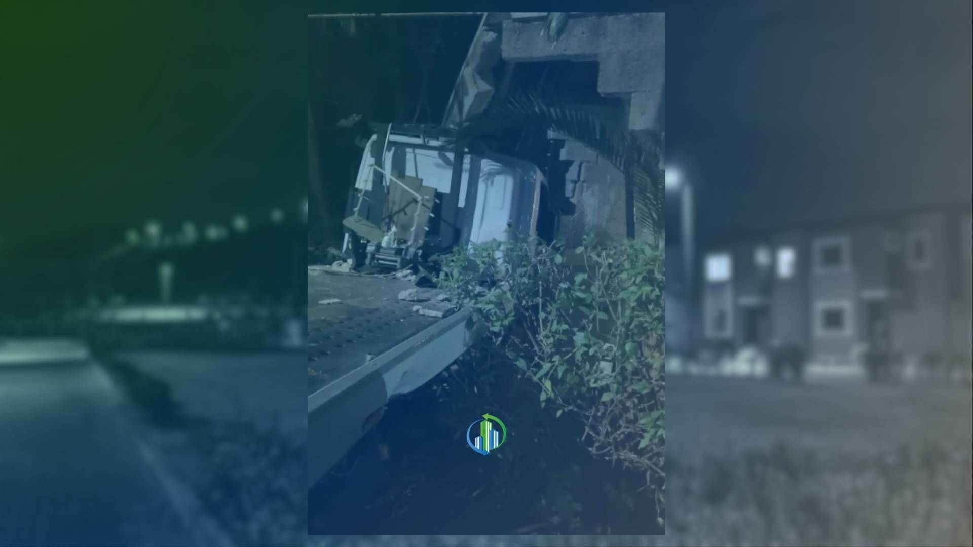 Caminhão atinge muro de condomínio após colisão com carro de luxo em Campinas